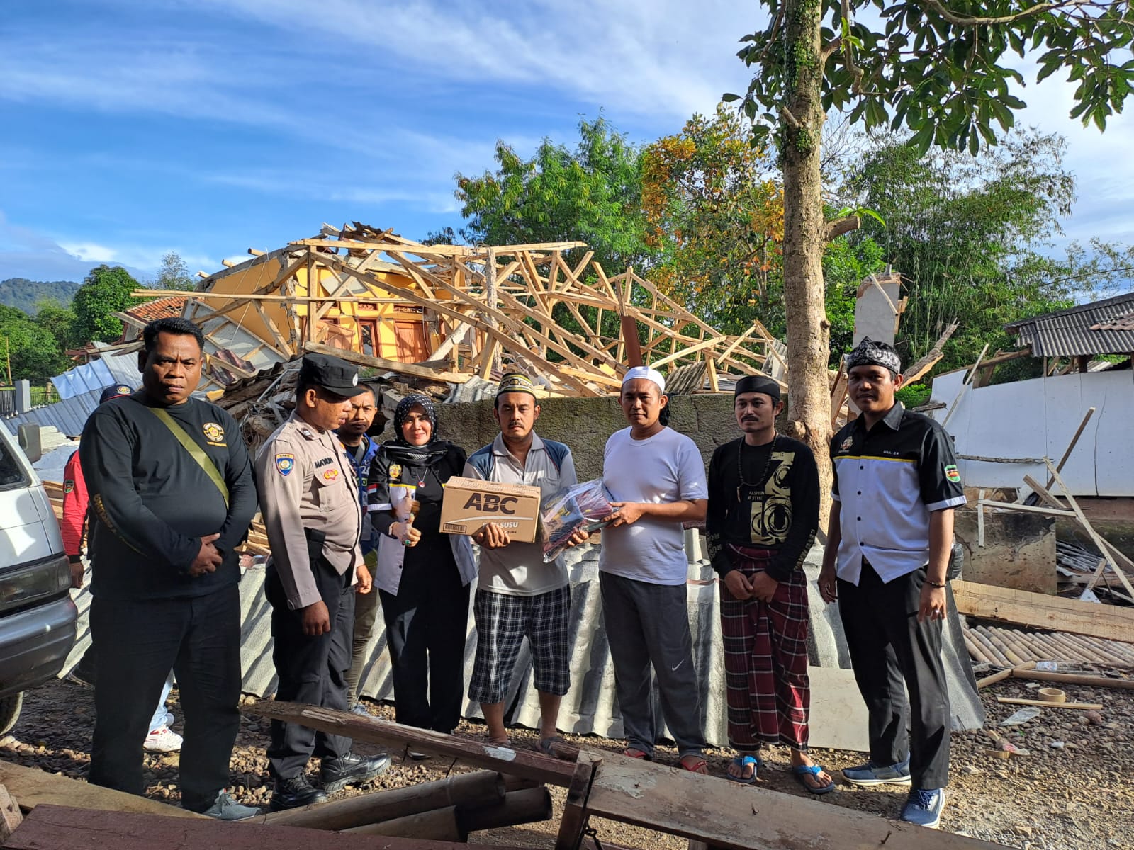 Pemdes Cinangka Dan Katar memberikan bantuan untuk korban Gempa Kabupaten Cianjur